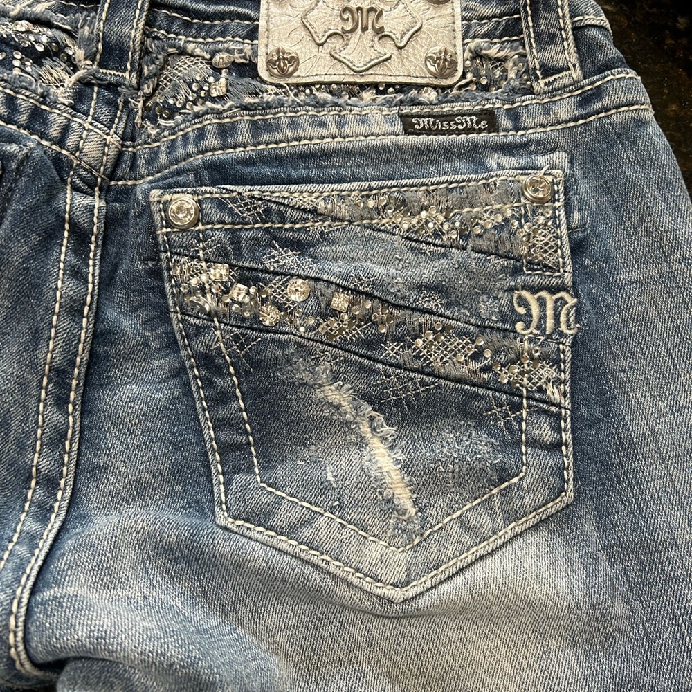 Miss Me distressed women’s jeans NWOT size 28/34.